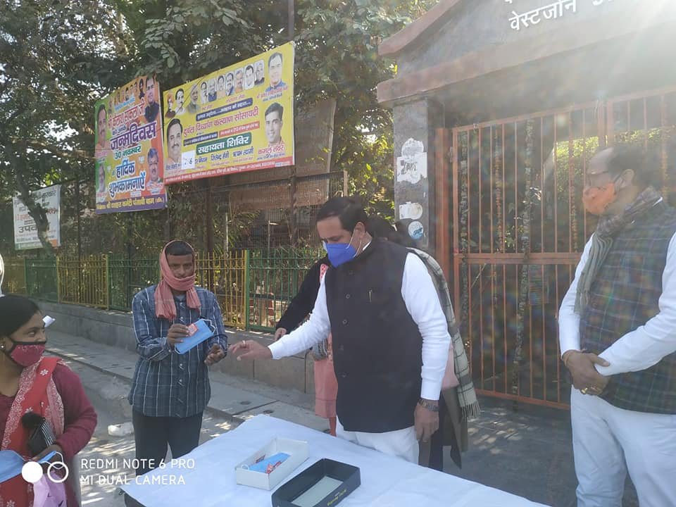 yashasvi pradhanmantri shri narendra modi ji dwara bataye gaye ayurvedik kadha or mask vitran