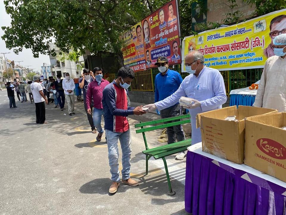 covid-19 corona virus se lock down ke samay society ki or se jaruratmand logon ko bhojan vitran kiya