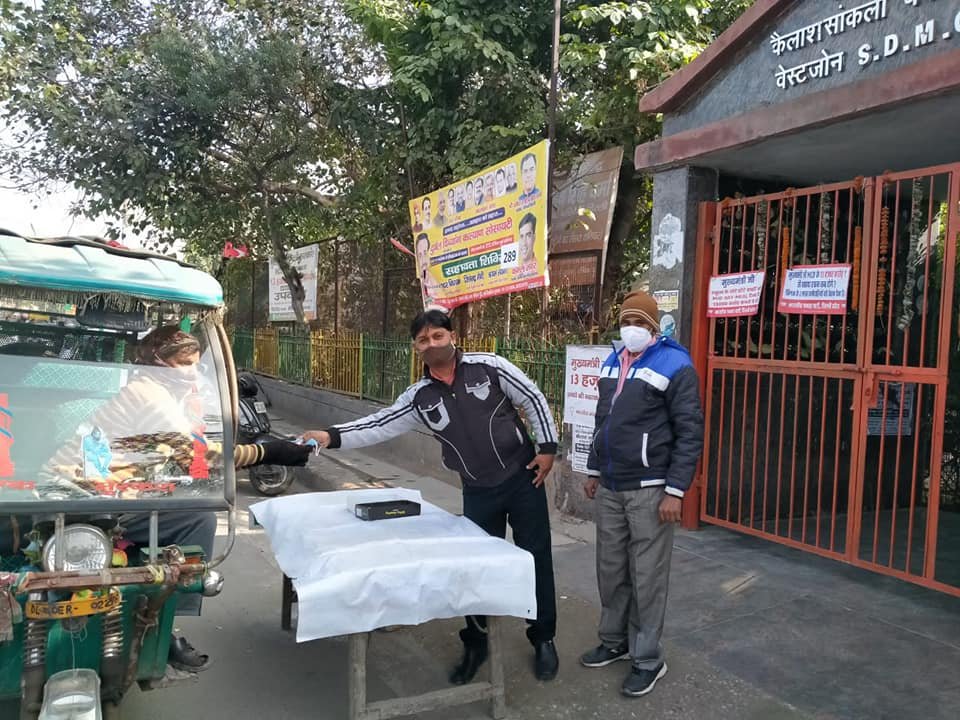 yashasvi pradhanmantri shri narendra modi ji dwara bataye gaye ayurvedik kadha or mask vitran