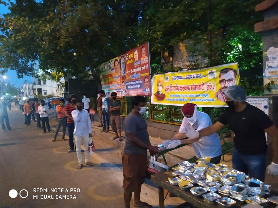 covid-19 corona virus se lock down ke karan society ki or se jaruratmand logon ko bhojan vitran kiya