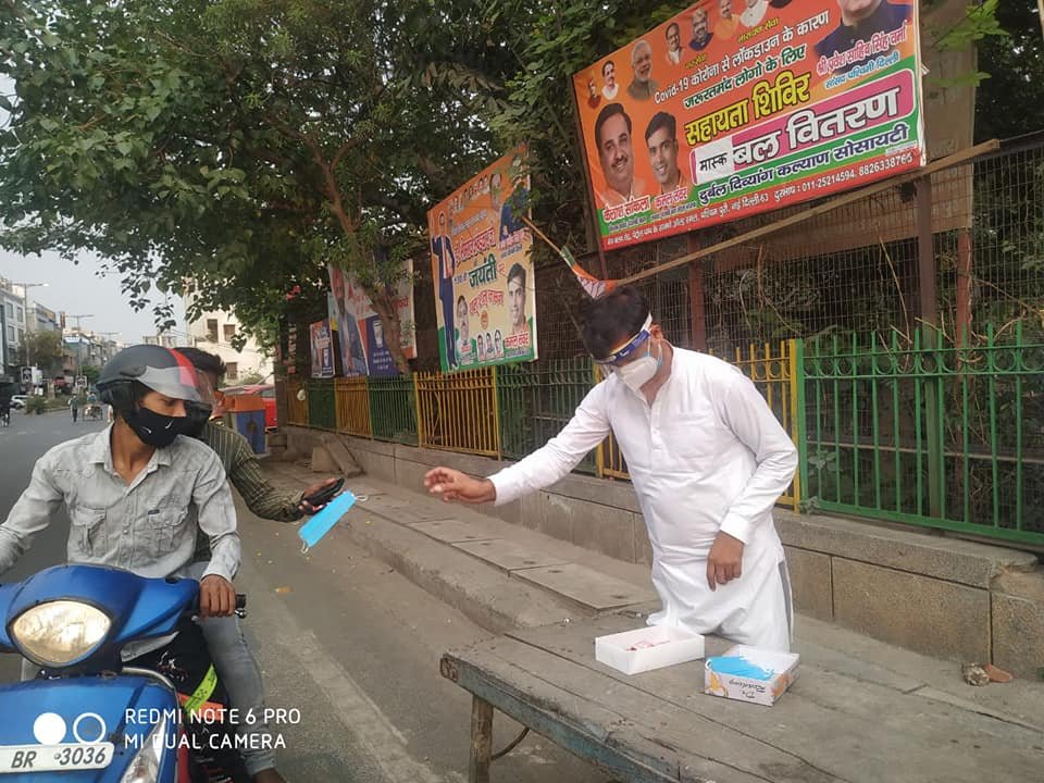 yashasvi pradhanmantri shri narendra modi ji dwara bataye gaye ayurvedik kadha or mask vitran
