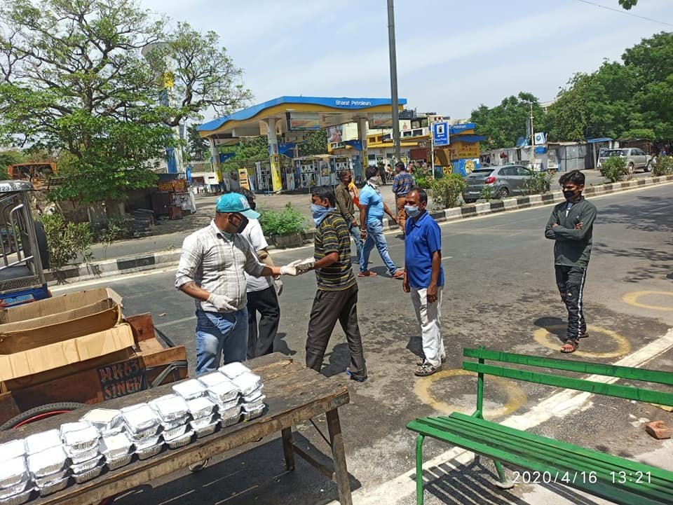 covid-19 corona virus se lock down ke samay society ki or se jaruratmand logon ko bhojan vitran kiya