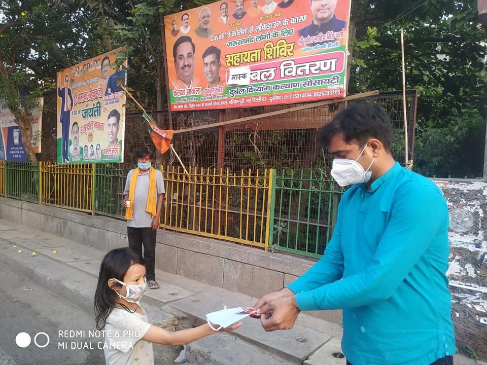 yashasvi pradhanmantri shri narendra modi ji dwara bataye gaye ayurvedik kadha or mask vitran