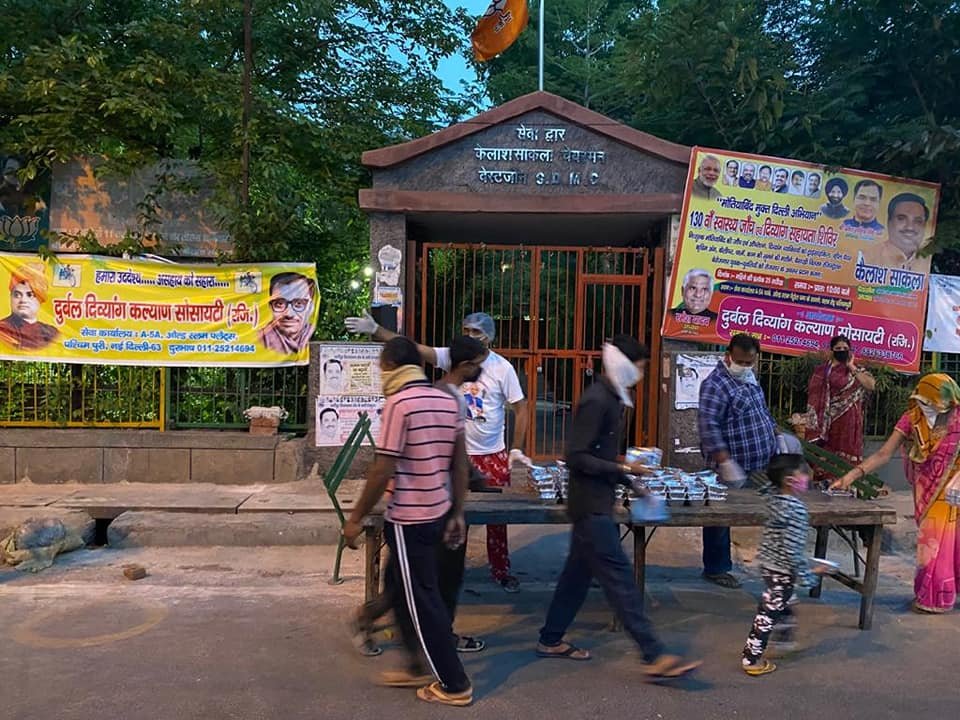 covid-19 corona virus se lock down ke karan society ki or se jaruratmand logon ko bhojan vitran kiya