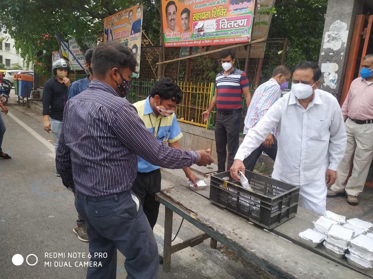 yashasvi pradhanmantri shri narendra modi ji dwara bataye gaye ayurvedik kadha or mask vitran