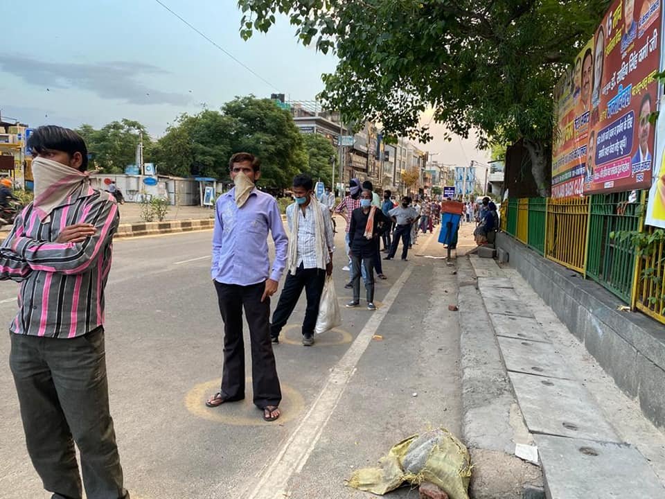 covid-19 corona virus se lock down ke karan society ki or se jaruratmand logon ko bhojan vitran kiya