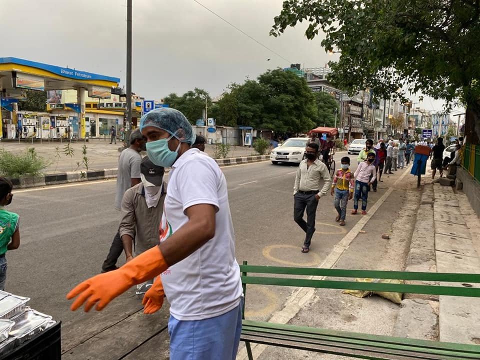 covid-19 corona virus se lock down ke karan society ki or se jaruratmand logon ko bhojan vitran kiya