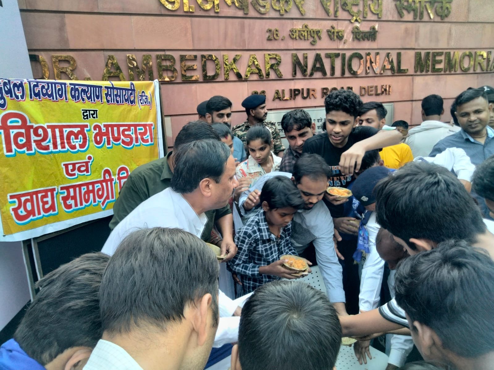 बाबा साहेब डॉ. भीमराव अंबेडकर जी की जयंती के उपलक्ष पर विशाल भंडारा