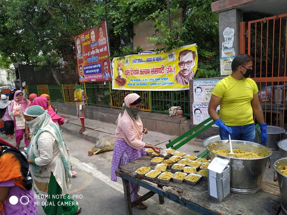 covid-19 corona virus se lock down ke samay society ki or se jaruratmand logon ko bhojan vitran kiya