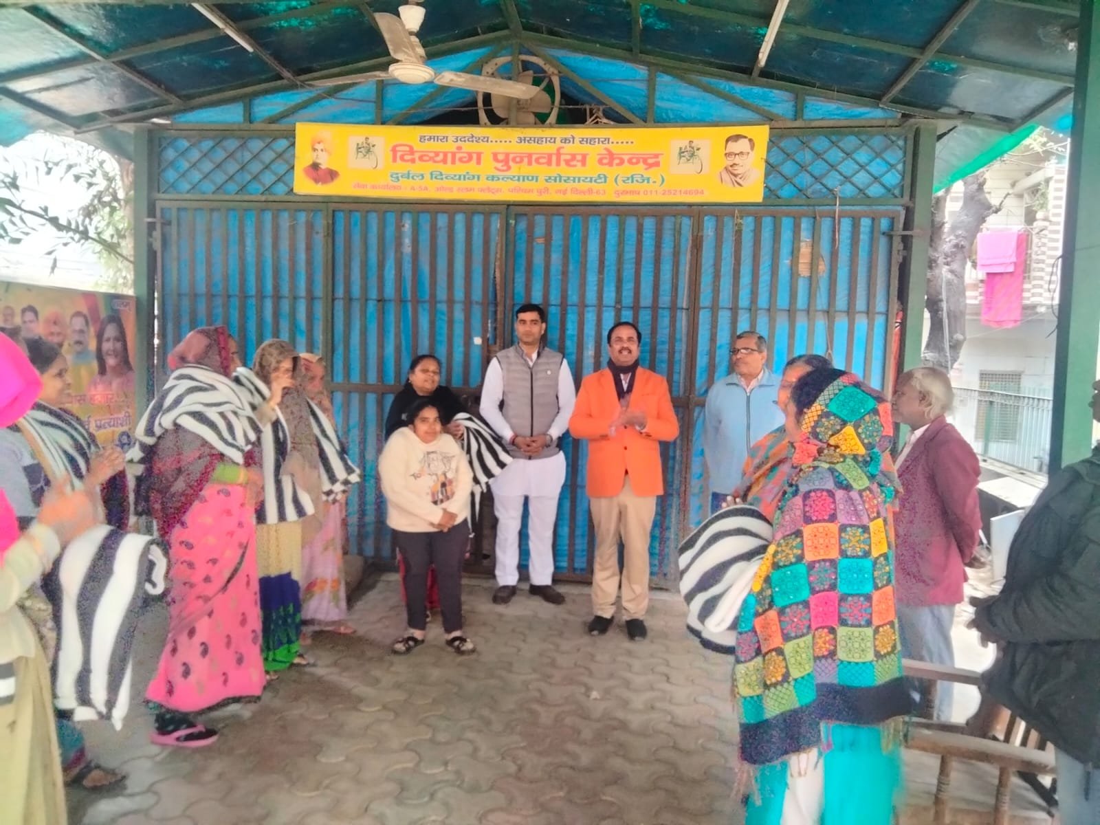 मकर संक्रांति के शुभ अवसर पर ठंड से बचाव हेतु जरूरतमंद लोगों को कंबल वितरण किया।