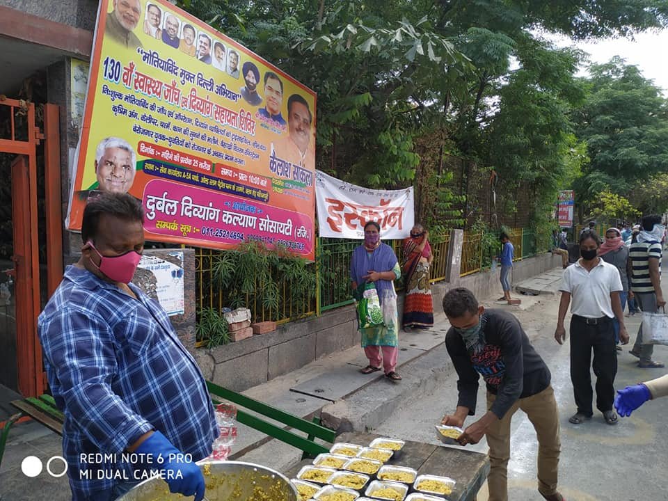 covid-19 corona virus se lock down ke karan society ki or se jaruratmand logon ko bhojan vitran kiya