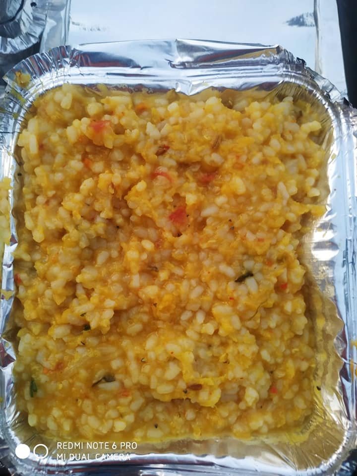 covid-19 corona virus se lock down ke karan society ki or se jaruratmand logon ko bhojan vitran kiya