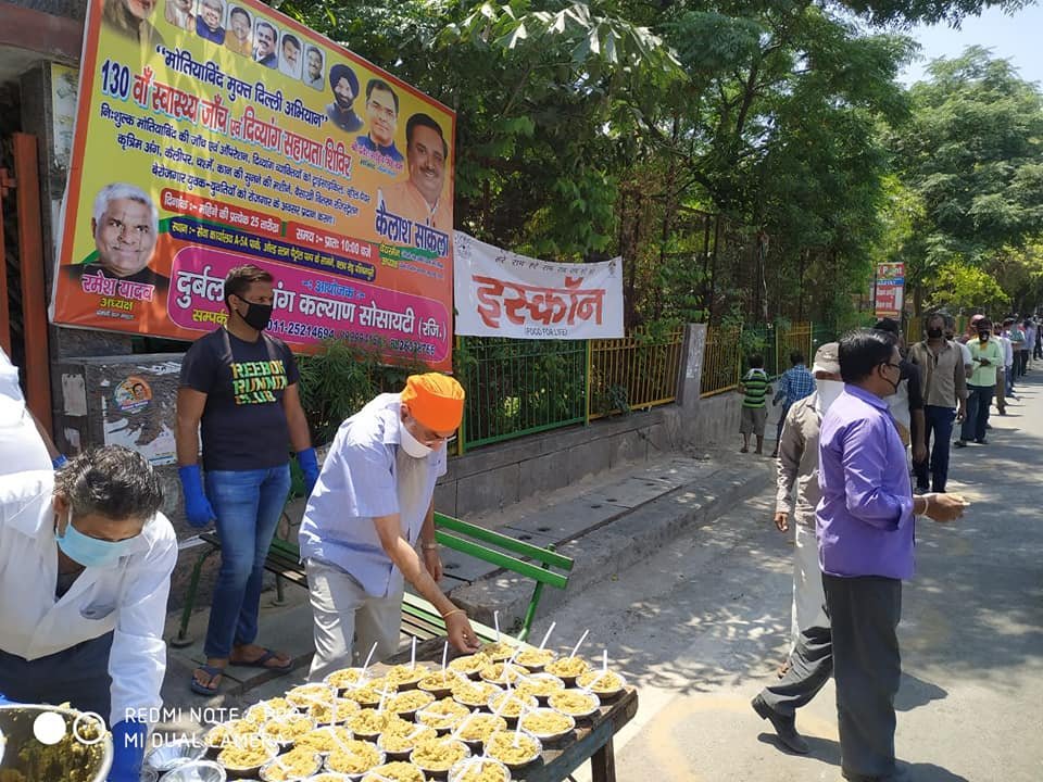 covid-19 corona virus se lock down ke samay society ki or se jaruratmand logon ko bhojan vitran kiya