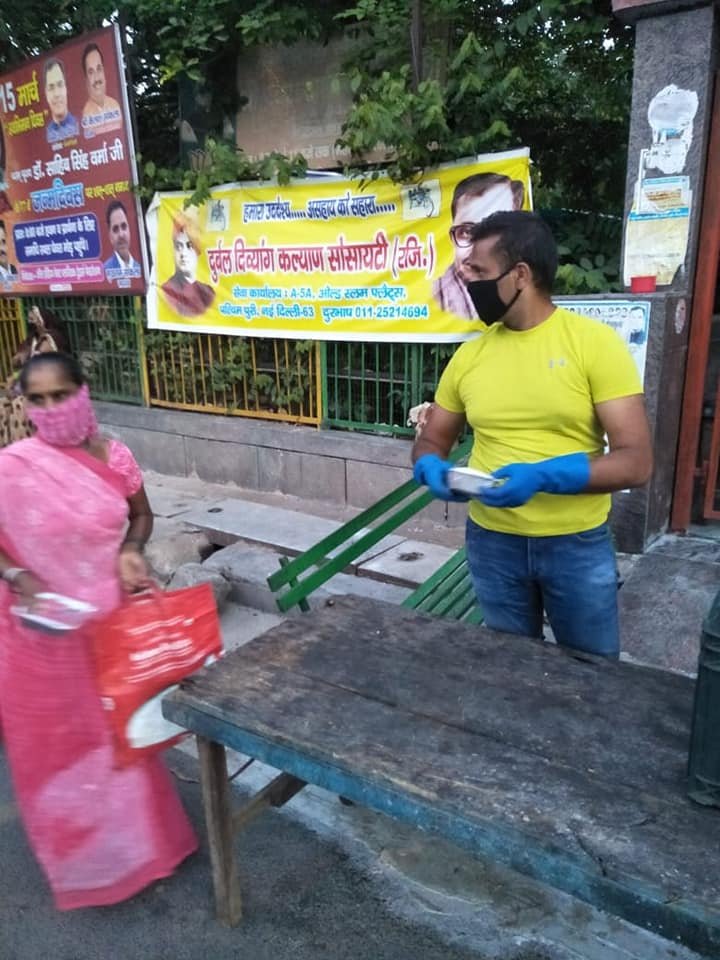 covid-19 corona virus se lock down ke karan society ki or se jaruratmand logon ko bhojan vitran kiya