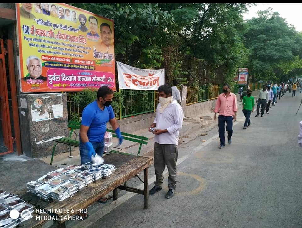 covid-19 corona virus se lock down ke karan society ki or se jaruratmand logon ko bhojan vitran kiya