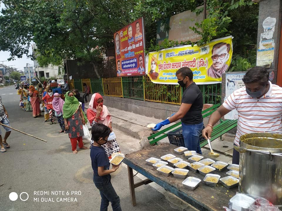 covid-19 corona virus se lock down ke samay society ki or se jaruratmand logon ko bhojan vitran kiya