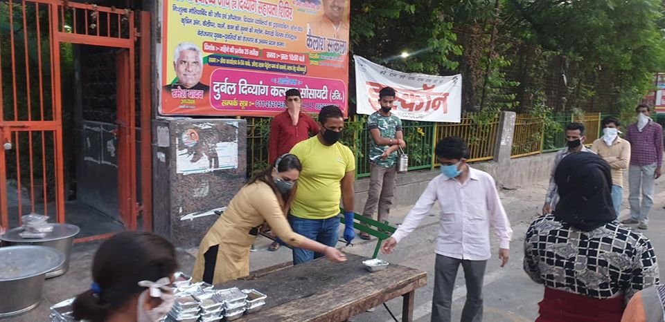 covid-19 corona virus se lock down ke karan society ki or se jaruratmand logon ko bhojan vitran kiya