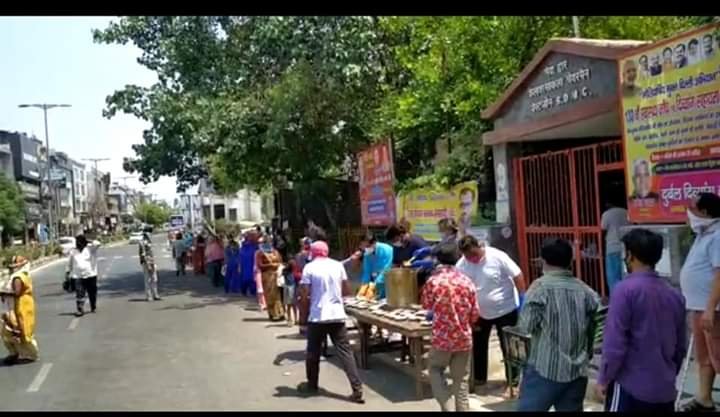 covid-19 corona virus se lock down ke samay society ki or se jaruratmand logon ko bhojan vitran kiya