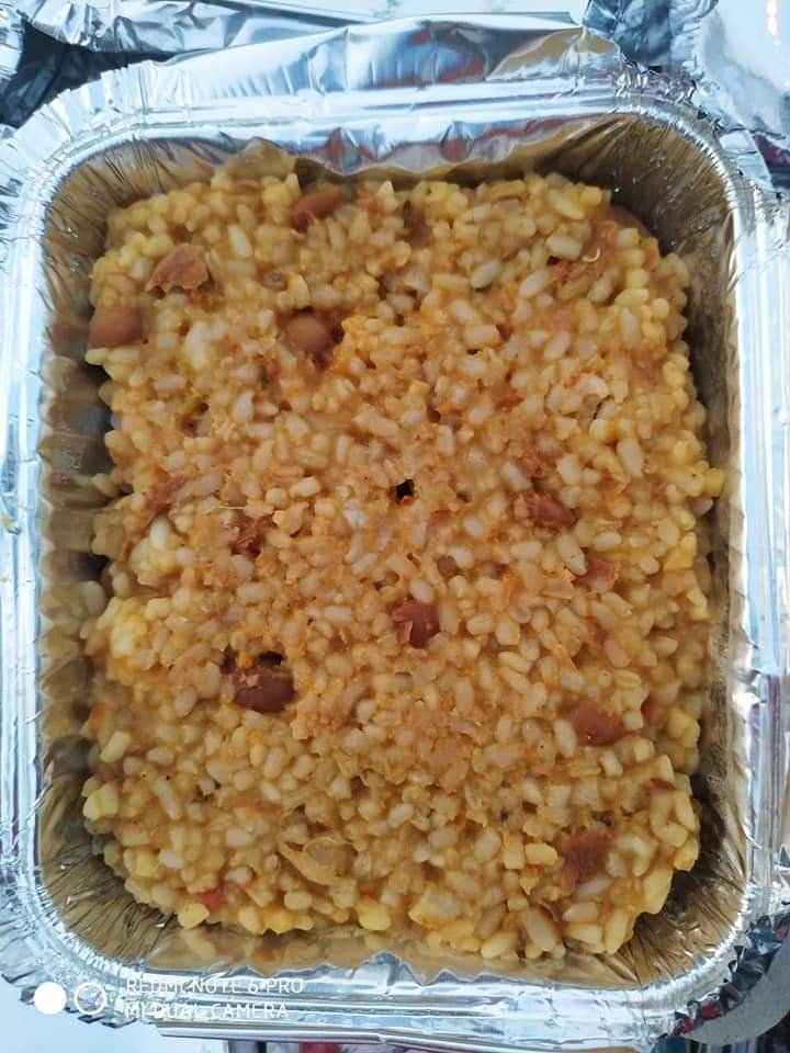 covid-19 corona virus se lock down ke karan society ki or se jaruratmand logon ko bhojan vitran kiya