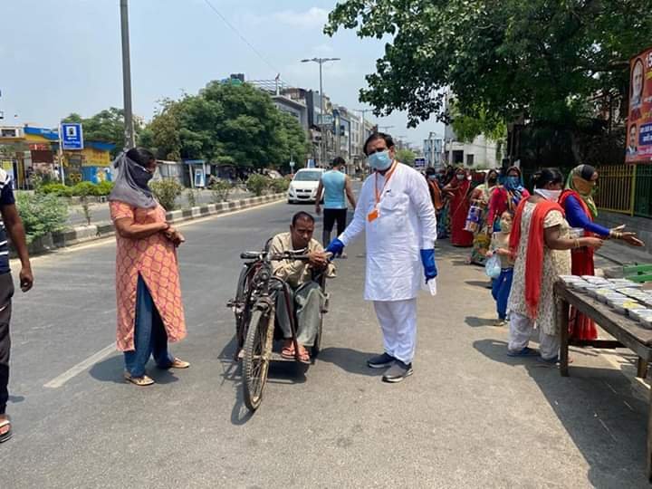 covid-19 corona virus se lock down ke samay society ki or se jaruratmand logon ko bhojan vitran kiya