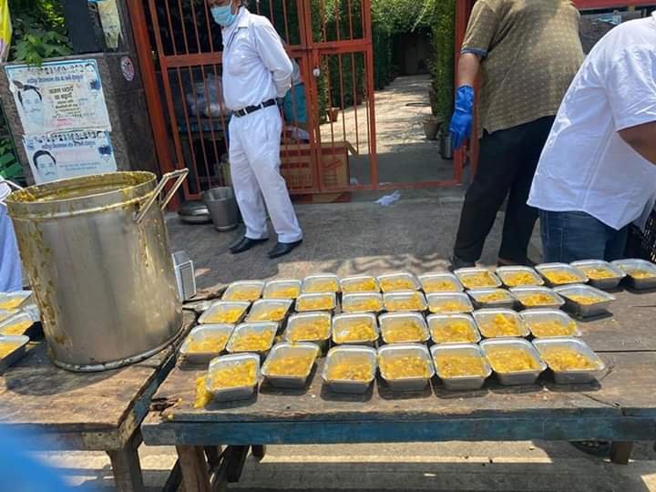 covid-19 corona virus se lock down ke samay society ki or se jaruratmand logon ko bhojan vitran kiya