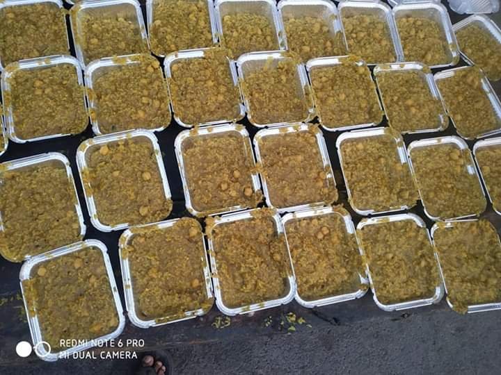 covid-19 corona virus se lock down ke karan society ki or se jaruratmand logon ko bhojan vitran kiya