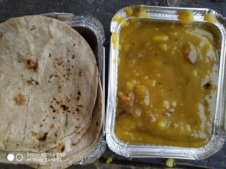 covid-19 corona virus se lock down ke samay society ki or se jaruratmand logon ko bhojan vitran kiya