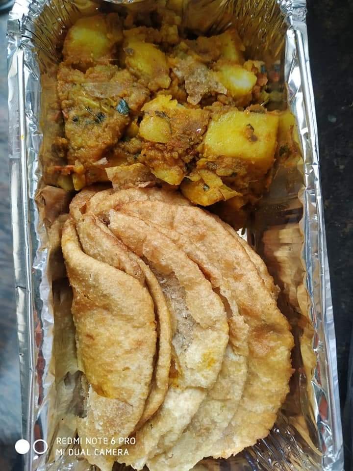 covid-19 corona virus se lock down ke samay society ki or se jaruratmand logon ko bhojan vitran kiya