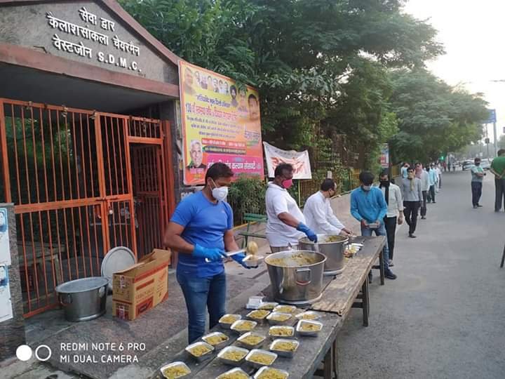 covid-19 corona virus se lock down ke karan society ki or se jaruratmand logon ko bhojan vitran kiya