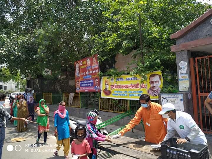 covid-19 corona virus se lock down ke samay society ki or se jaruratmand logon ko bhojan vitran kiya