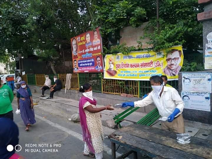 covid-19 corona virus se lock down ke karan society ki or se jaruratmand logon ko bhojan vitran kiya