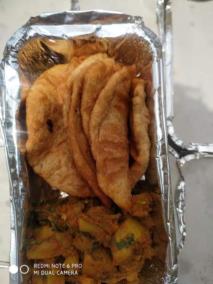 covid-19 corona virus se lock down ke samay society ki or se jaruratmand logon ko bhojan vitran kiya