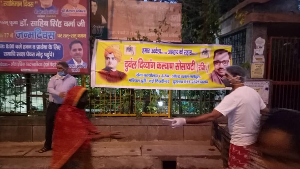 covid-19 corona virus se lock down ke samay society ki or se jaruratmand logon ko bhojan vitran kiya