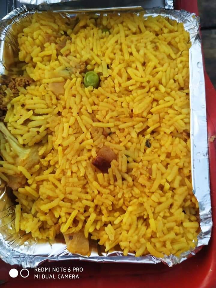 covid-19 corona virus se lock down ke karan society ki or se jaruratmand logon ko bhojan vitran kiya