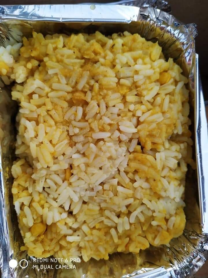 covid-19 corona virus se lock down ke karan society ki or se jaruratmand logon ko bhojan vitran kiya