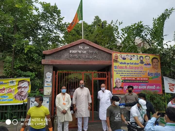 covid-19 corona virus se lock down ke samay society ki or se jaruratmand logon ko bhojan vitran kiya