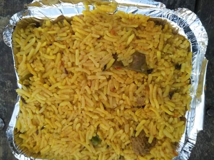 covid-19 corona virus se lock down ke karan society ki or se jaruratmand logon ko bhojan vitran kiya