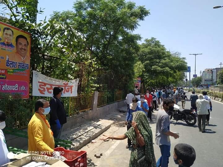 covid-19 corona virus se lock down ke samay society ki or se jaruratmand logon ko bhojan vitran kiya