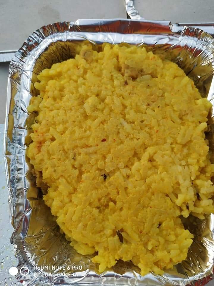 covid-19 corona virus se lock down ke karan society ki or se jaruratmand logon ko bhojan vitran kiya