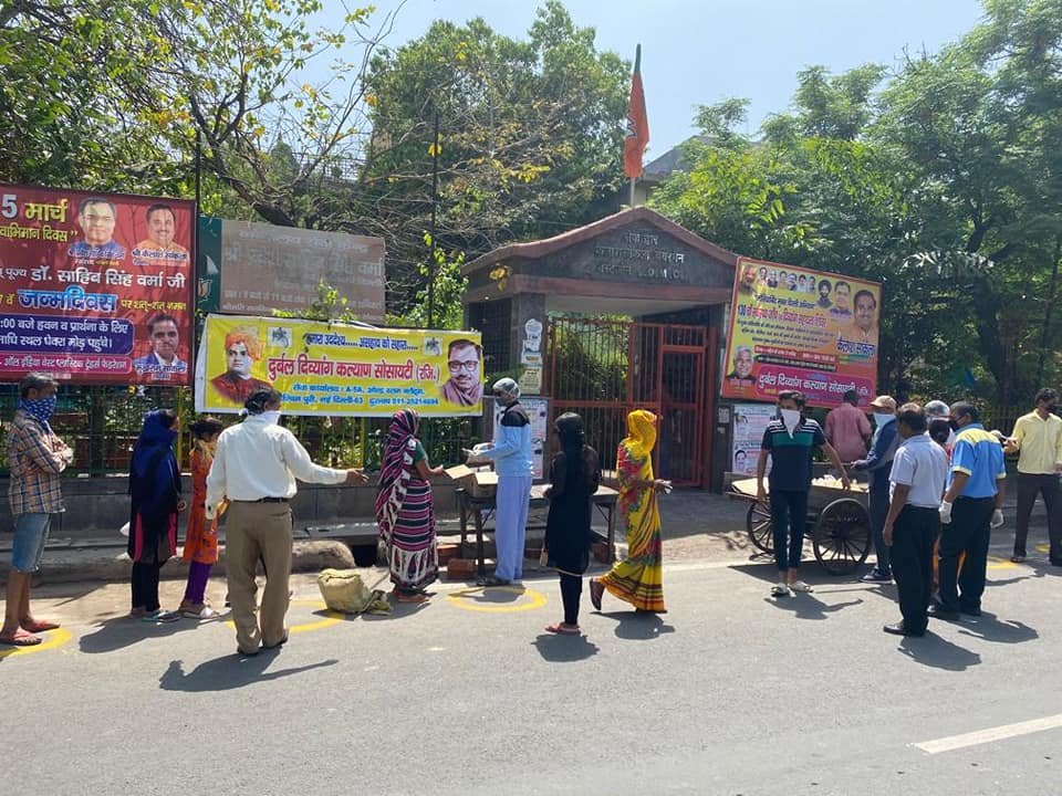 covid-19 corona virus se lock down ke karan society ki or se jaruratmand logon ko bhojan vitran kiya