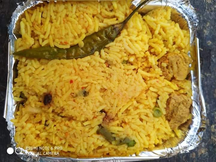 covid-19 corona virus se lock down ke karan society ki or se jaruratmand logon ko bhojan vitran kiya