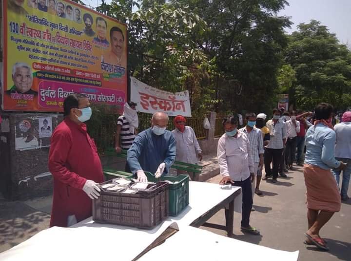 covid-19 corona virus se lock down ke samay society ki or se jaruratmand logon ko bhojan vitran kiya