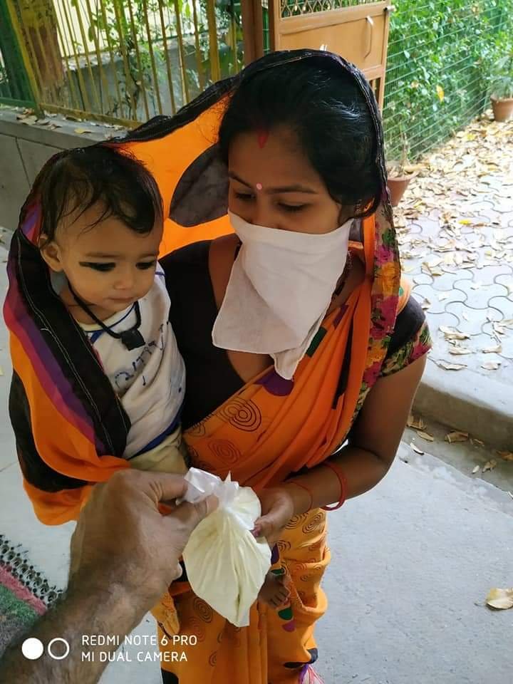 covid-19 corona virus se lock down ke samay society ki or se jaruratmand logon ko bhojan vitran kiya