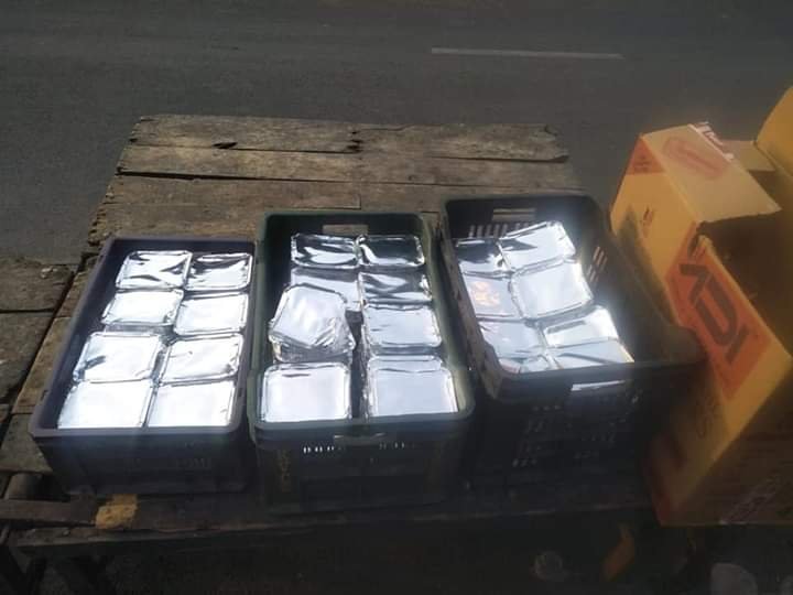 covid-19 corona virus se lock down ke karan society ki or se jaruratmand logon ko bhojan vitran kiya